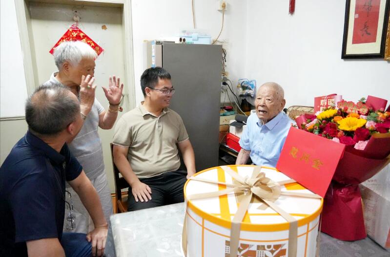 中核蘇閥為百歲離休干部祝壽 中核蘇閥為百歲離休干部祝壽